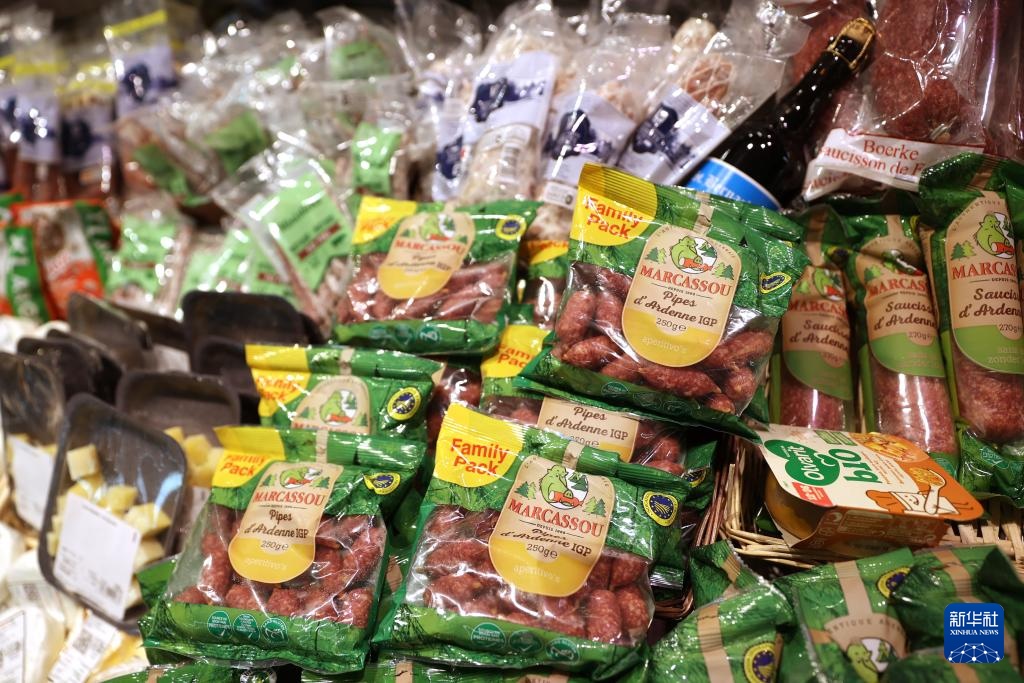 這是5月31日在比利時(shí)布魯塞爾一家超市拍攝的各類食品。新華社記者 趙丁喆 攝