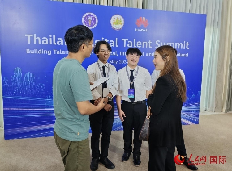 泰國(guó)國(guó)立法政大學(xué)學(xué)生接受本網(wǎng)采訪(fǎng)。李映民攝