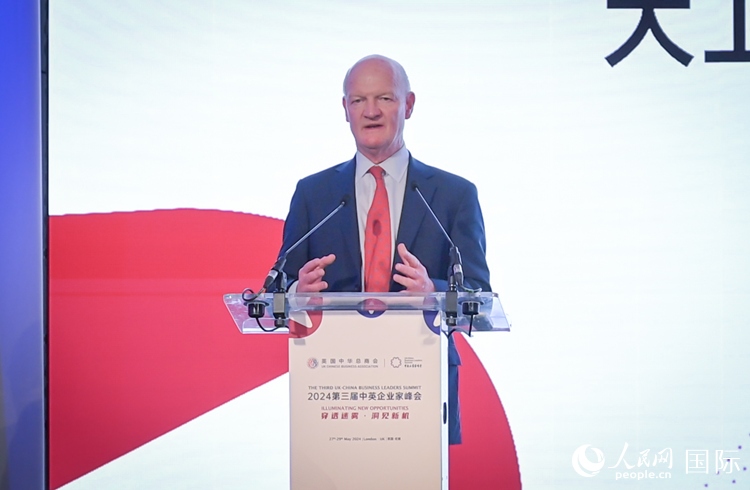 英國(guó)前負(fù)責(zé)大學(xué)與科研事務(wù)的國(guó)務(wù)大臣、英國(guó)皇家學(xué)會(huì)院士大衛(wèi)·威利茨致辭。人民網(wǎng) 郭錦標(biāo)攝