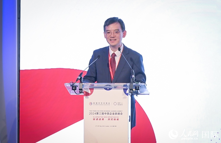 英國(guó)中國(guó)商會(huì)會(huì)長(zhǎng)、中國(guó)銀行倫敦分行行長(zhǎng)方文建致辭。人民網(wǎng) 郭錦標(biāo)攝