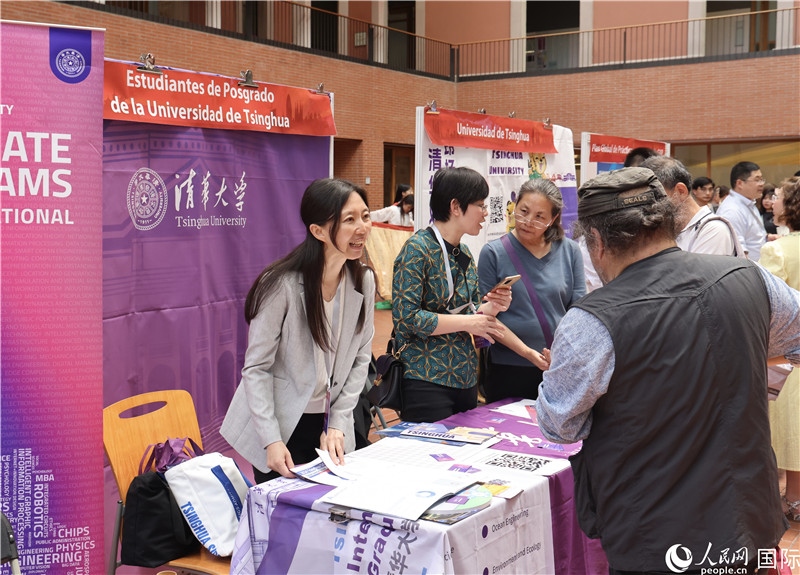 旅西華人華僑在展臺(tái)前咨詢。人民網(wǎng)記者 顏歡攝