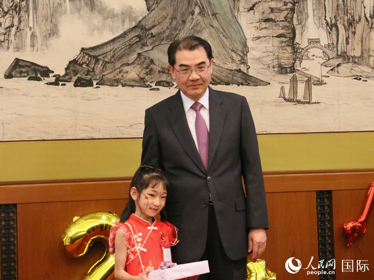 吳江浩大使向中文朗誦比賽獲獎選手代表贈送書籍。人民網(wǎng) 許可攝