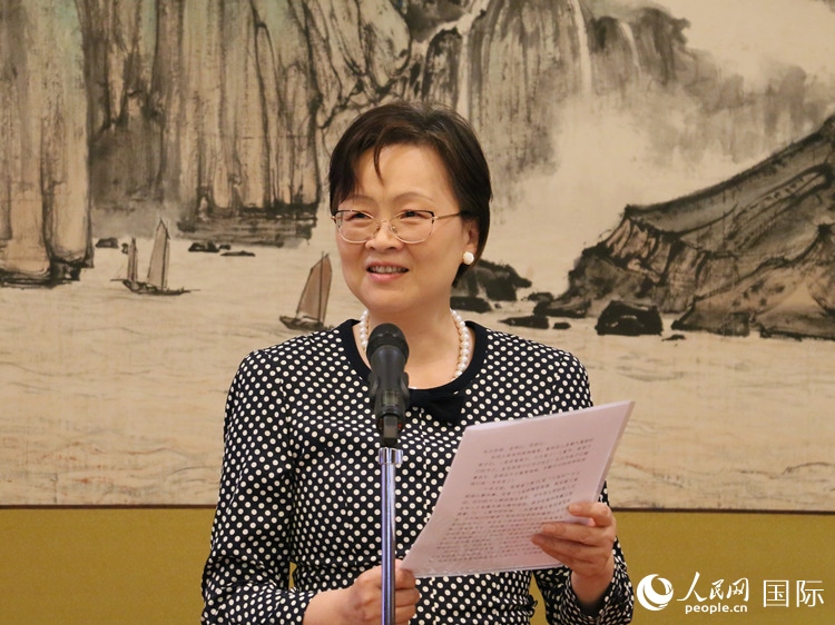 大使夫人丁玥致辭。人民網(wǎng) 許可攝