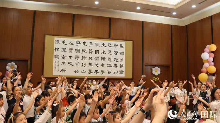 小朋友們合唱《明天會更好》。人民網(wǎng) 許可攝