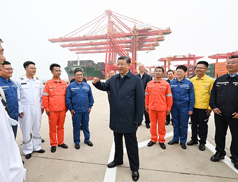 △2024年5月22日，習(xí)近平總書記在山東省日照港親切慰問港口科技工作者、運(yùn)營人員、航運(yùn)人員。