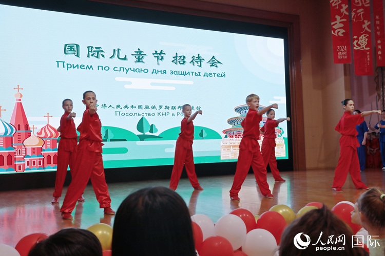 俄羅斯少年進(jìn)行武術(shù)表演。人民網(wǎng)記者 隋鑫攝
