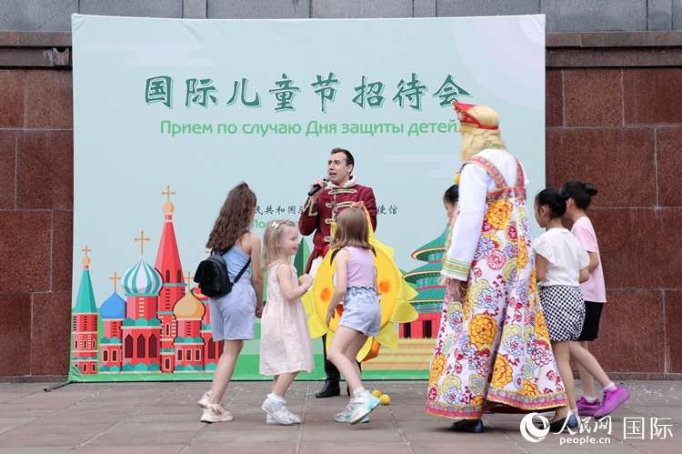 中俄兩國小朋友共同參與互動游戲。人民網(wǎng)記者 隋鑫攝