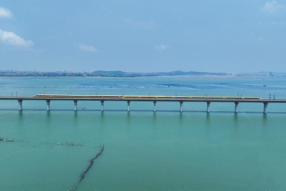△2023年6月28日，CR450動車組試驗列車在湄洲灣跨海大橋交會運(yùn)行，單列最高運(yùn)行時速達(dá)到453公里。