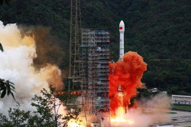 △2020年6月23日，我國北斗三號全球衛(wèi)星導(dǎo)航系統(tǒng)最后一顆組網(wǎng)衛(wèi)星在西昌衛(wèi)星發(fā)射中心點火升空。同年7月，北斗三號系統(tǒng)正式開通全球服務(wù)，“中國的北斗”真正成為“世界的北斗”。