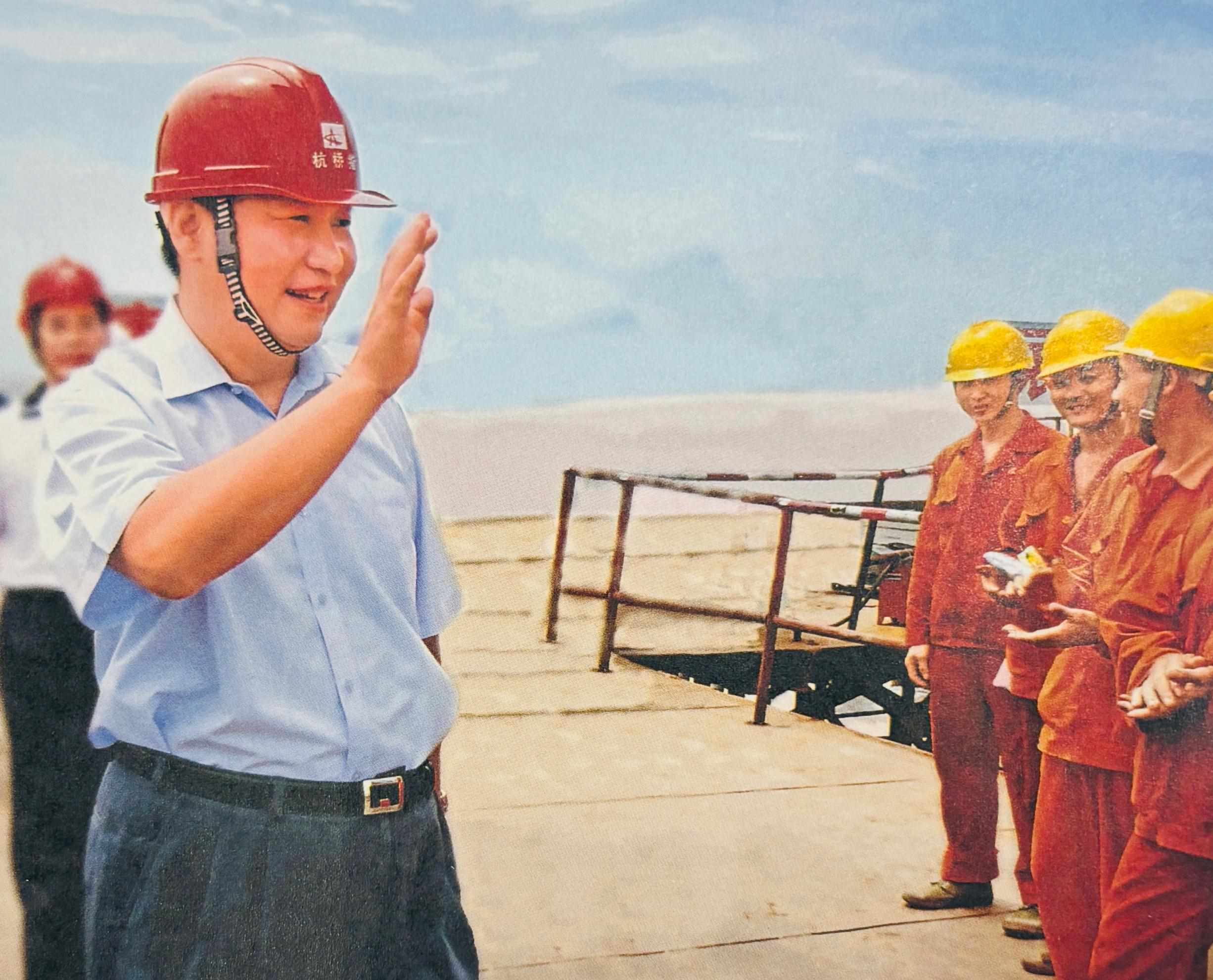 △2006年7月12日，習(xí)近平在杭州灣跨海大橋嘉興市海鹽段建設(shè)工地慰問工人。