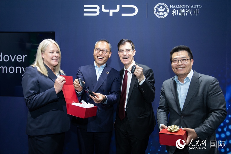兩位英國消費(fèi)者獲得新車鑰匙。人民網(wǎng)記者 許立群攝影