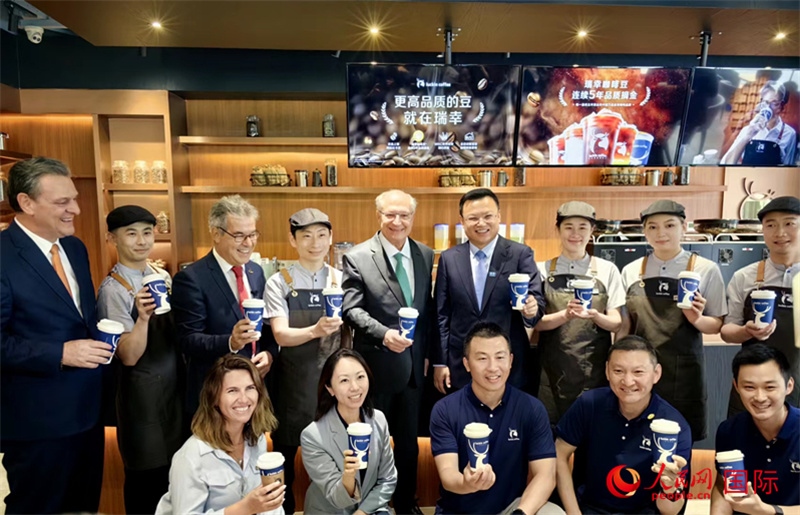 巴西副總統(tǒng)阿爾克明在北京某咖啡店推廣巴西咖啡。人民網(wǎng)記者 符園園攝