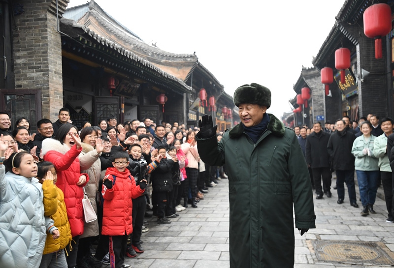 2022年1月27日，習(xí)近平總書記在山西平遙古城向現(xiàn)場群眾揮手致意。