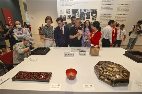2023年5月28日，北京，推光漆器匠人為駐華使節(jié)展示技藝。