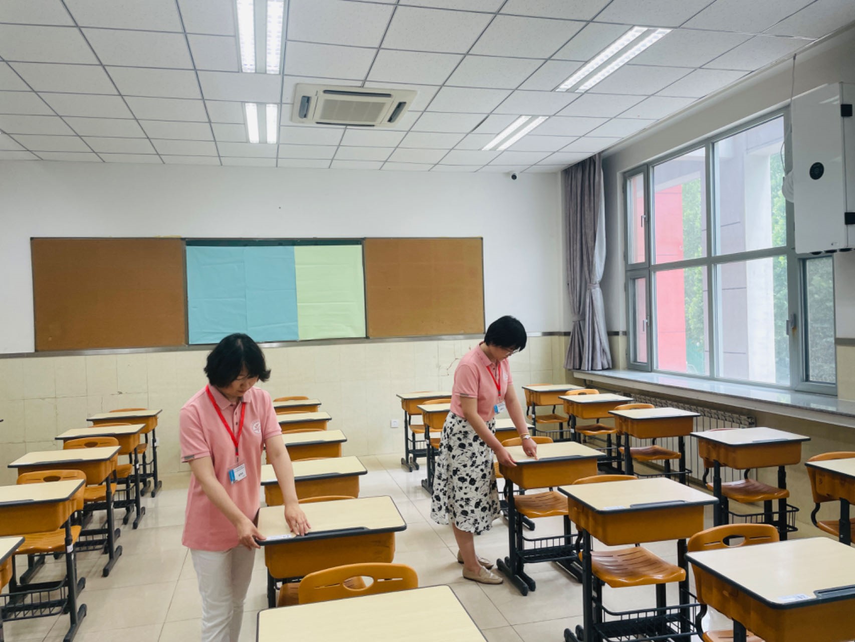 6月6日，北京市海淀區(qū)北航實驗學校中學部考點內(nèi)，學校教師做好考前籌備工作。人民網(wǎng)記者 李依環(huán)攝