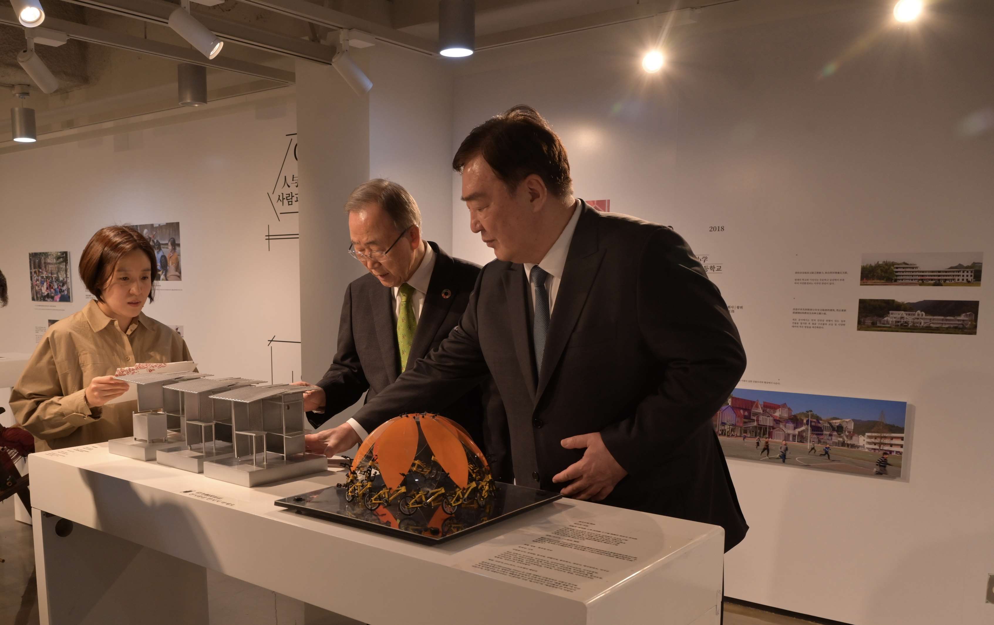 邢海明（右一）與潘基文共同參觀《自然生活傳承——美麗中國特展》。首爾中國文化中心供圖
