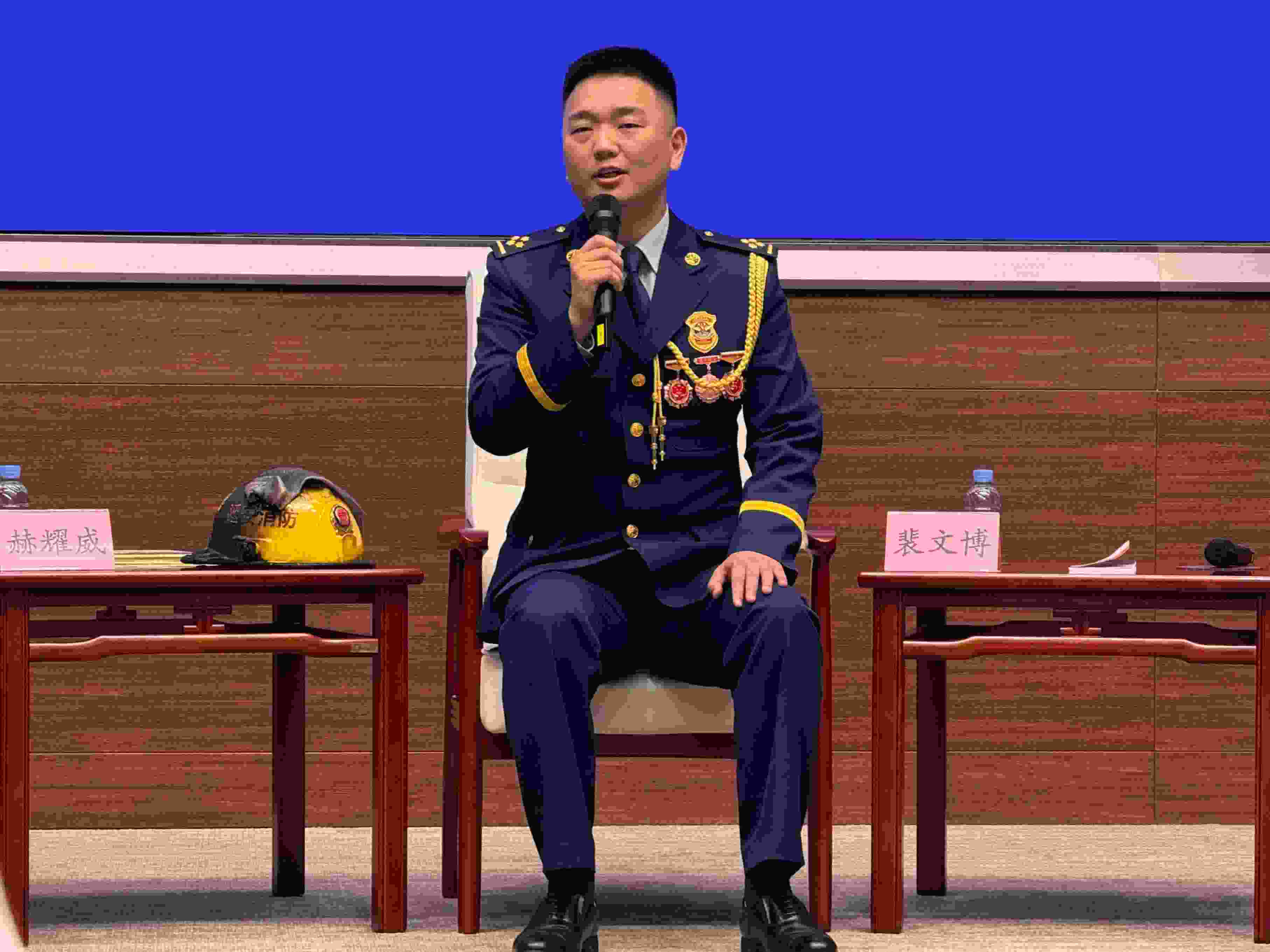 寶塔消防救援站政治指導員裴文博在回答記者提問。人民網(wǎng)記者 郝萍攝