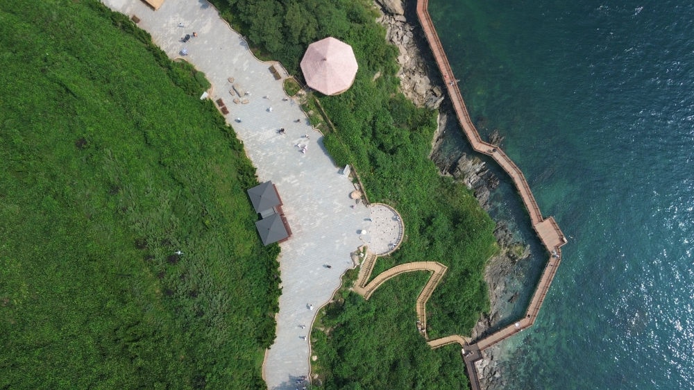 2023年8月16日，長(zhǎng)?？h小長(zhǎng)山島小水口森林公園一角（無(wú)人機(jī)照片）。新華社記者 陳為 攝