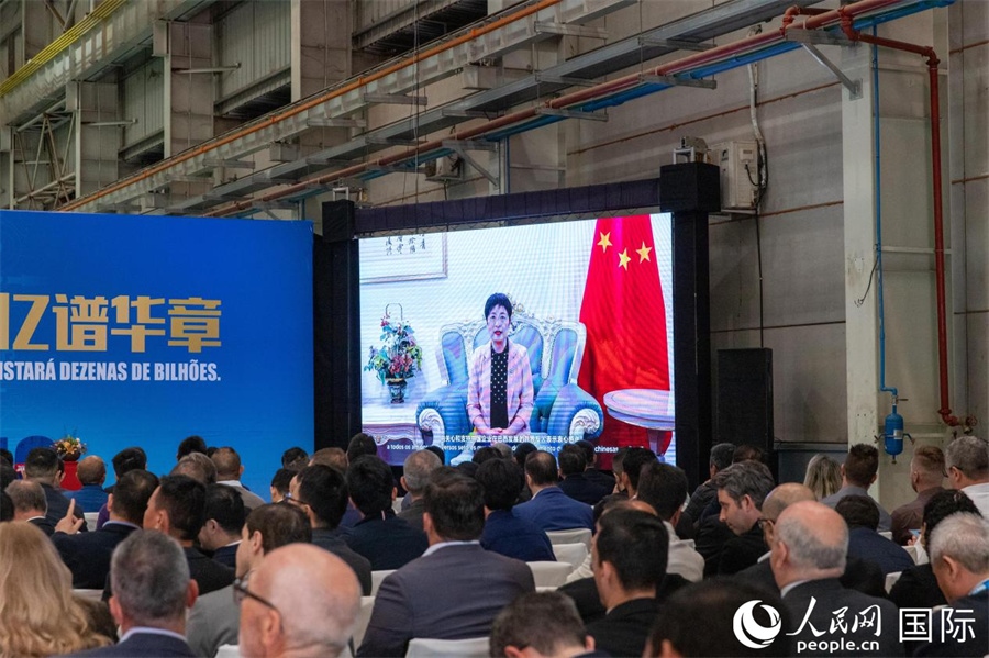 中國駐里約熱內盧總領事田敏在視頻致辭中表示，中國是米納斯吉拉斯州第一大貿易伙伴和重要投資來源國。近年來，雙方在貿易投資、科技創(chuàng)新、裝備制造、人文交流等領域開展了富有成果的合作。 人民日報社拉美中心分社 威廉·科埃略·維亞納攝