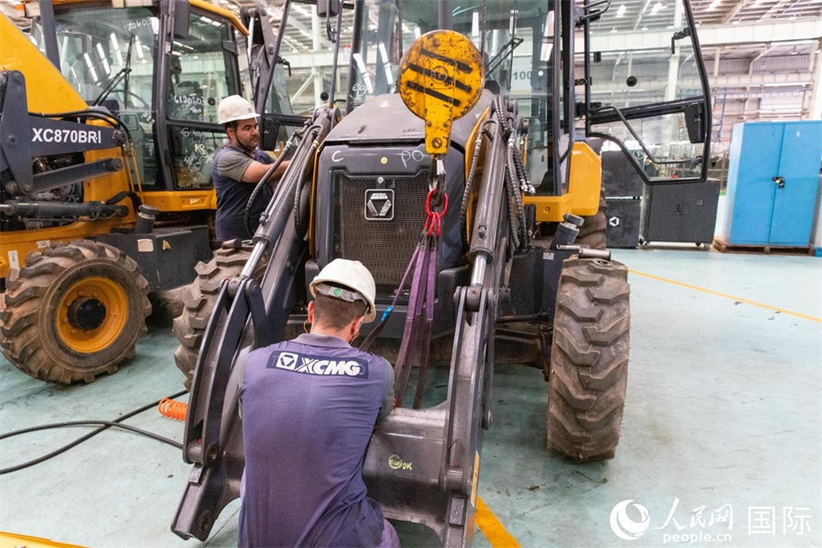 兩名徐工巴西制造基地的當?shù)貑T工正在進行設備安裝和調試。 人民日報社拉美中心分社 威廉·科埃略·維亞納攝
