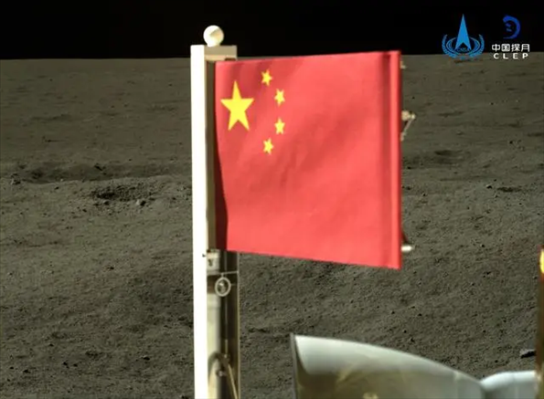 五星紅旗在落于月背的嫦娥六號探測器上展開。