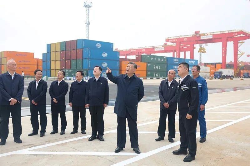 2024年5月22日，習(xí)近平總書記在山東日照港察看全自動化集裝箱碼頭作業(yè)場景。