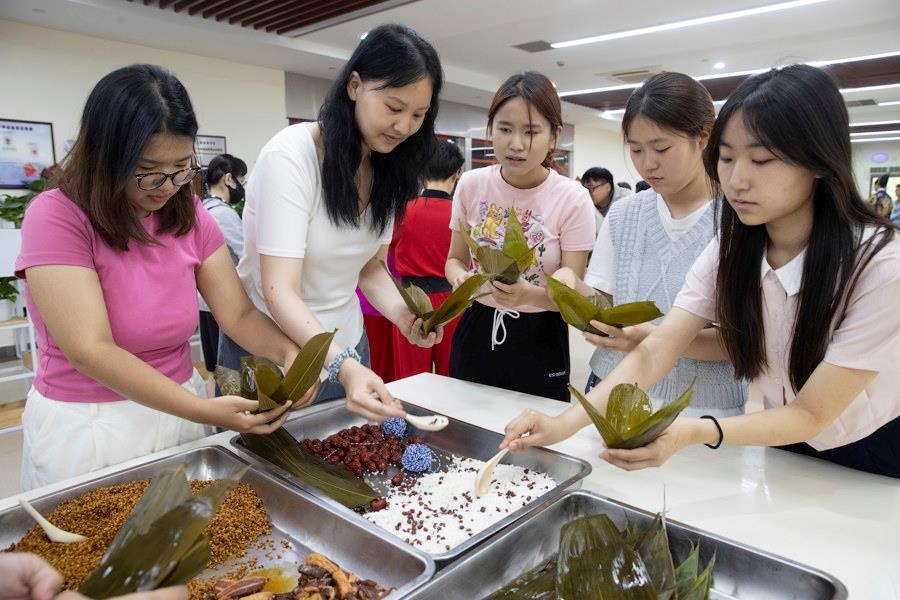 2024年6月1日，海峽兩岸青年學(xué)生在華東師范大學(xué)包粽子、做香囊，體驗傳統(tǒng)文化。