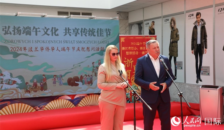 皮耶霍欽斯基（右）在活動上致辭。人民網(wǎng)記者 李增偉攝