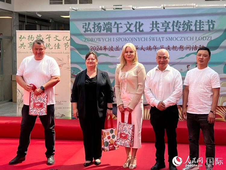 向波蘭友人發(fā)放端午節(jié)慰問品。人民網(wǎng)記者 李增偉攝