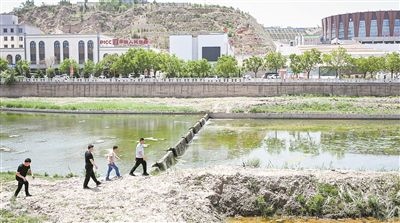  工作人員在內(nèi)蒙古呼和浩特市清水河縣城關(guān)鎮(zhèn)清水河河道巡查。新華社記者 貝赫攝