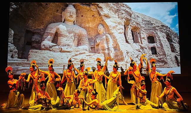 展演現(xiàn)場，同學(xué)們在表演節(jié)目《云岡飛天印象》。校方供圖