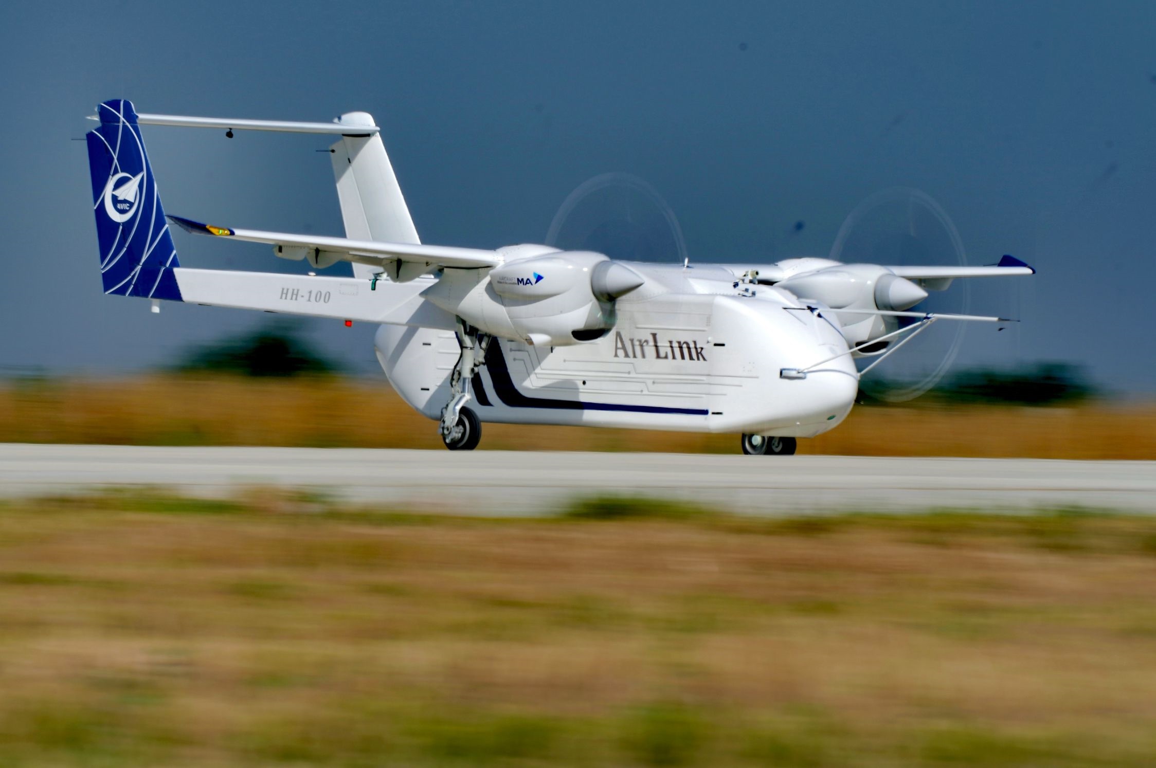 △2024年6月12日，HH-100航空商用無人運(yùn)輸系統(tǒng)驗(yàn)證機(jī)在西安藍(lán)田通用機(jī)場首飛成功。
