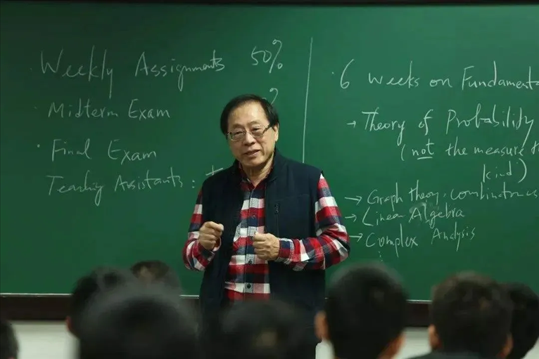 △姚期智為清華大學(xué)學(xué)生授課。