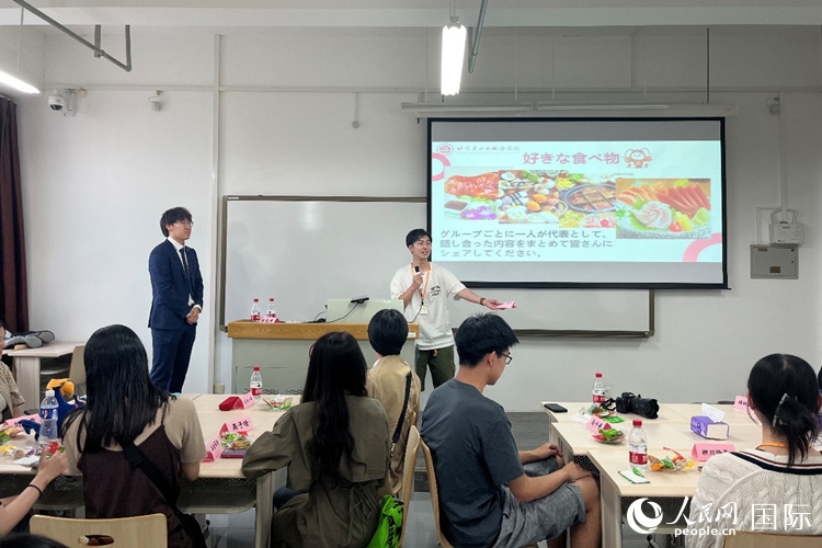 中日大學(xué)生交流討論。人民網(wǎng)記者 陳思攝