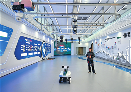 在雄安科創(chuàng)中心中試基地，北京普龍科技有限公司工作人員在展示巡檢機器人（2024年3月28日攝）牟宇攝/本刊