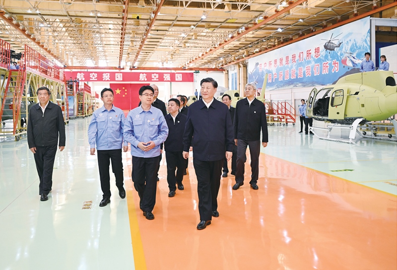 2023年10月10日至13日，中共中央總書記、國家主席、中央軍委主席習近平在江西考察。這是11日上午，習近平在景德鎮(zhèn)市昌河飛機工業(yè)（集團）有限公司考察。 新華社記者 燕雁/攝