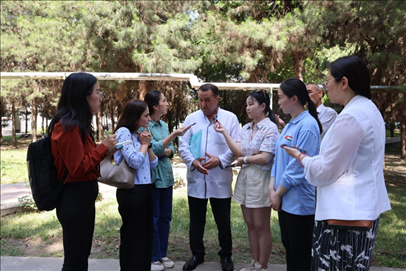 聯(lián)合采訪團隊在采訪塔吉克斯坦中央眼科醫(yī)院副院長馬爾索羅夫·薩爾杜洛。胡澤曦攝