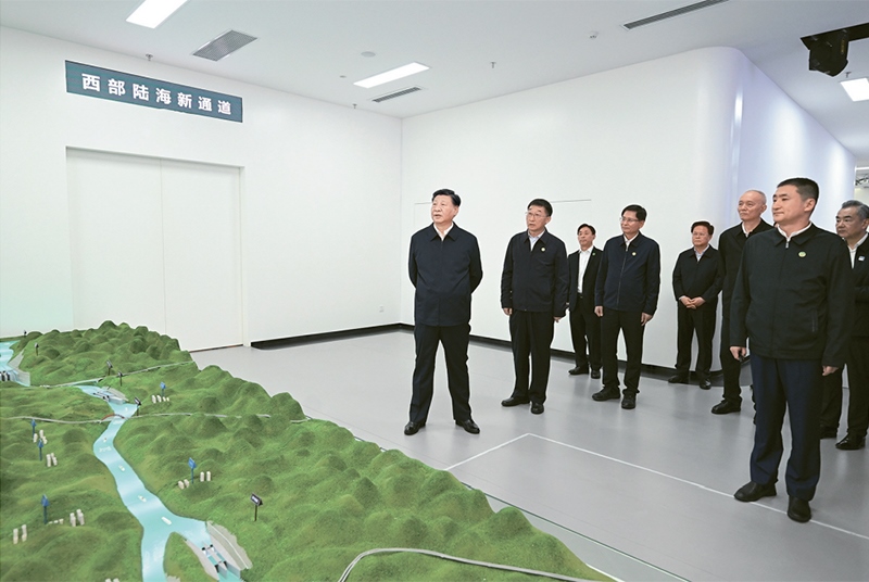 2023年12月14日至15日，中共中央總書記、國家主席、中央軍委主席習近平在廣西考察。這是14日上午，習近平在南寧市考察中國—東盟信息港股份有限公司，結(jié)合平陸運河沙盤聽取西部陸海新通道骨干工程建設(shè)匯報。 新華社記者 謝環(huán)馳/攝