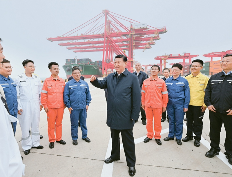 2024年5月22日至24日，中共中央總書記、國家主席、中央軍委主席習近平在山東考察。這是22日下午，習近平在日照港親切慰問港口科技工作者、運營人員、航運人員。 新華社記者 謝環(huán)馳/攝
