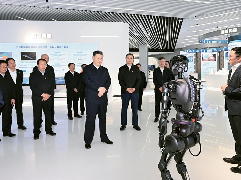 2023年11月28日至12月2日，中共中央總書記、國家主席、中央軍委主席習近平在上?？疾?。這是11月28日下午，習近平在浦東新區(qū)張江科學城參觀上海科技創(chuàng)新成果展。 新華社記者 謝環(huán)馳/攝