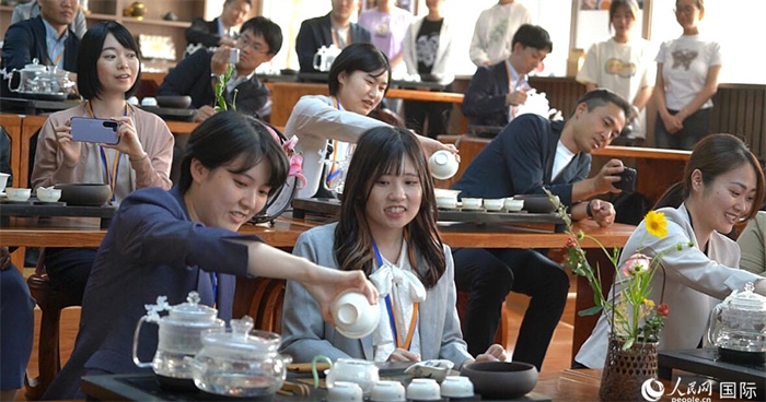 日本創(chuàng)價學會青年代表團在新疆師范大學體驗中國茶藝。人民網(wǎng)記者 張麗婭攝