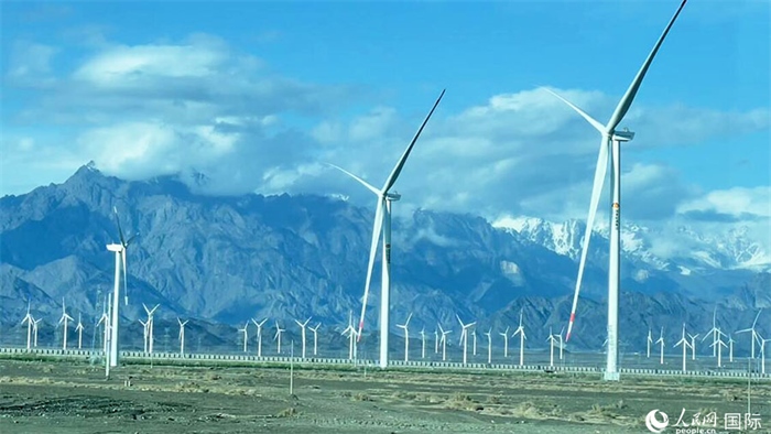 從烏魯木齊到吐魯番沿途的風力發(fā)電設備。人民網(wǎng)記者 張麗婭攝