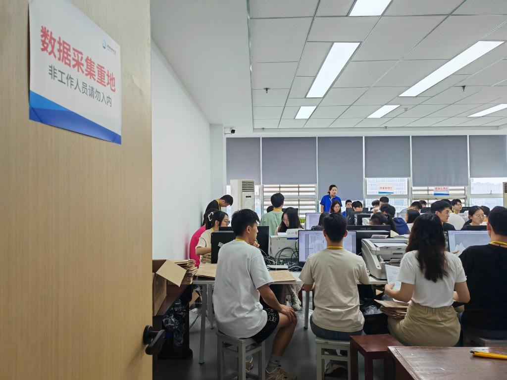 6月13日，在重慶市西南大學(xué)評卷點，工作人員正在進(jìn)行試卷掃描工作。新華社記者 周思宇 攝