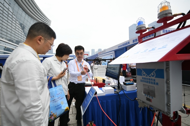 6月16日，在全國“安全宣傳咨詢?nèi)铡敝鲌龌顒由?，四川省安全科學(xué)技術(shù)研究院工作人員（右一）向參觀者介紹“有限空間作業(yè)實(shí)時風(fēng)險管控系統(tǒng)”。新華社記者胥冰潔攝