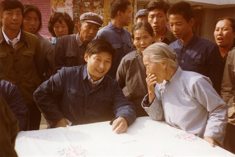 1983年，時任河北正定縣委書記的習近平（前排居中），臨時在大街上擺桌子聽取老百姓意見。