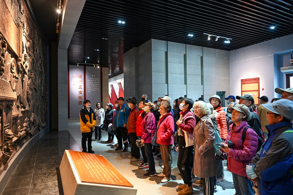 △ 2024年4月10日，北京朝陽區(qū)安慧里社區(qū)黨委組織離退休黨員參觀“明鏡昭廉”明代反貪尚廉歷史文化園。
