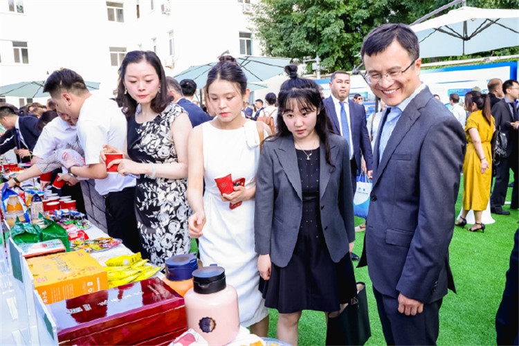 與會(huì)嘉賓參觀品鑒上合組織農(nóng)業(yè)基地特產(chǎn)。主辦方供圖