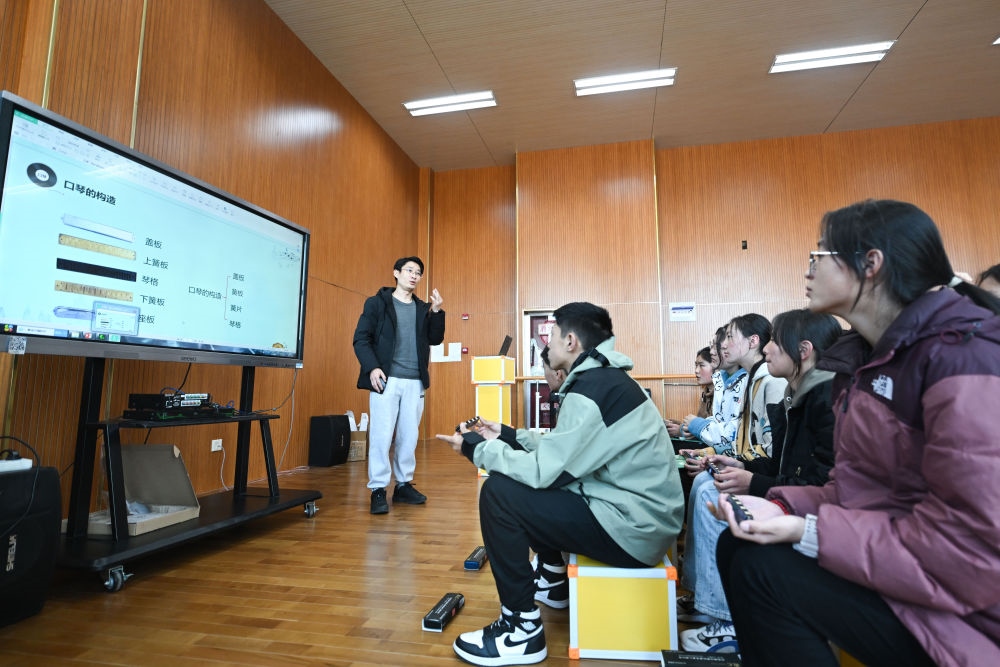 上海援青教師闞延俊在給學(xué)生上音樂課（2023年2月23日攝）。