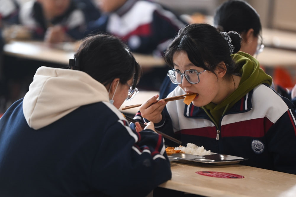 2023年2月23日，果洛西寧民族中學(xué)學(xué)生在食堂吃午飯。