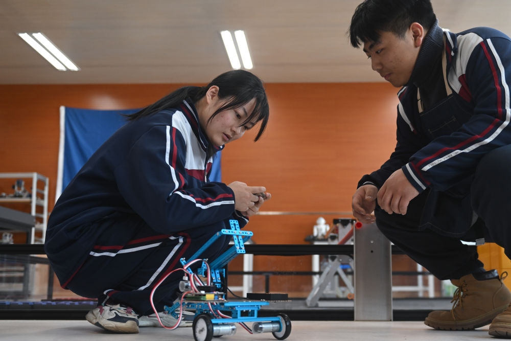 2023年2月23日，果洛西寧民族中學(xué)學(xué)生在機器人教室內(nèi)操作自己組裝的機器人。